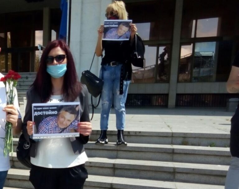 Мълчаливо бдение – протест срещу убийците на пътя пред Съдебната палата в Бургас
