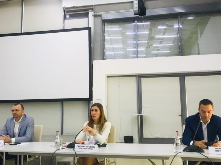 Ангелкова: Обсъждаме  отваряне на границите за туристи на двустранна основа с държави със сходна с нашата епидемична обстановка