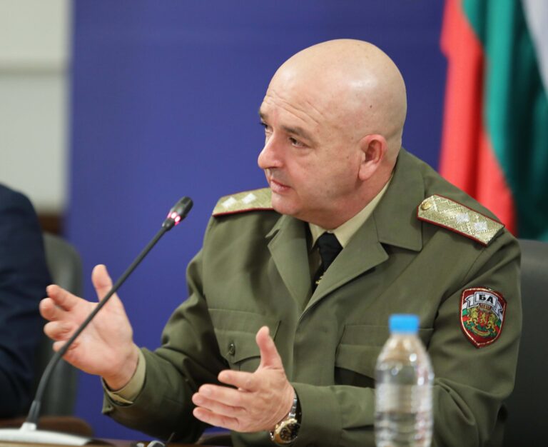 Щабът обмисля носенето на маски на открито да отпадне