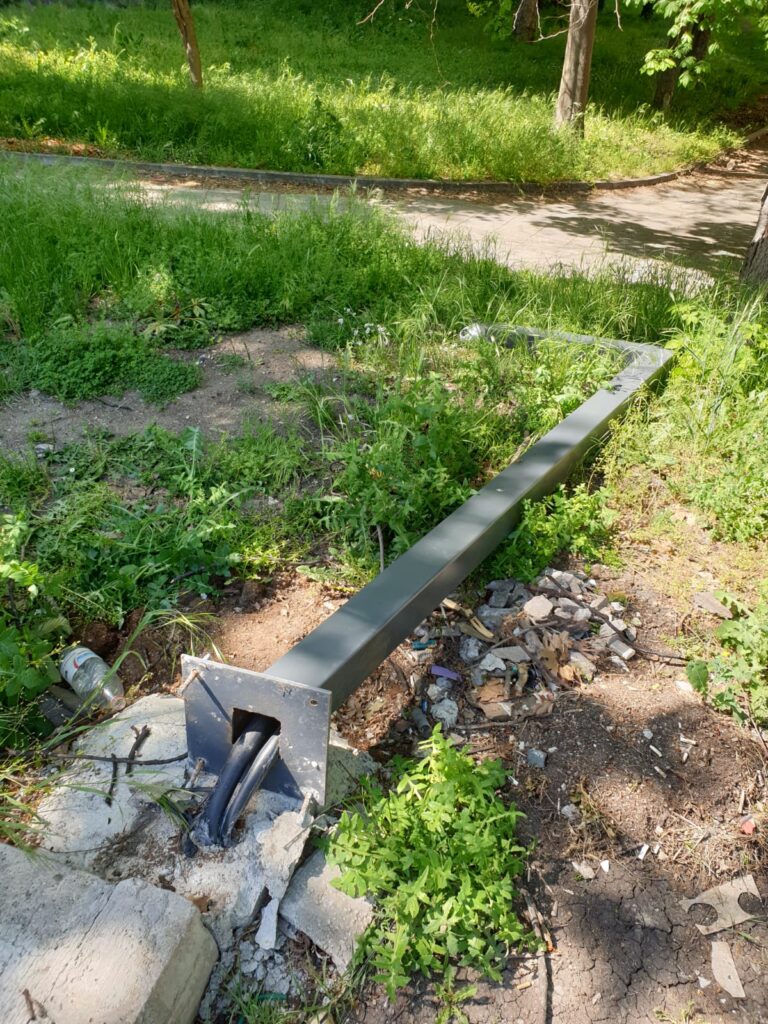 Вандали събориха стълб с камера за видеонаблюдение/видео/