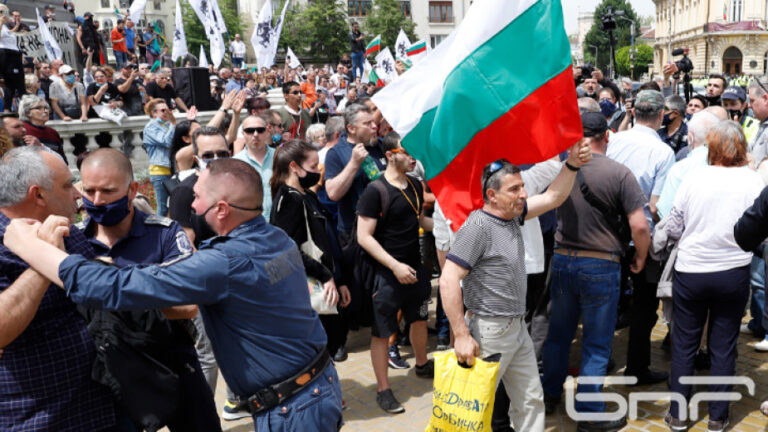 Сблъсъци между полиция и протестиращи в столицата. Поне шестима са арестувани (СНИМКИ)