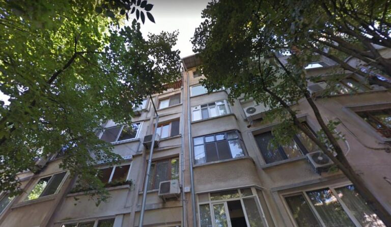 Дете е паднало от тераса на бргаската улица „Шейново“. Борят се за живота му