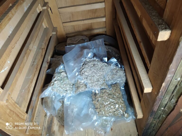 Вижте кадри от нарколабораторията в Айтос. Служител на Гранична полиция и бивши полицаи остават в ареста (СНИМКИ/ВИДЕО)