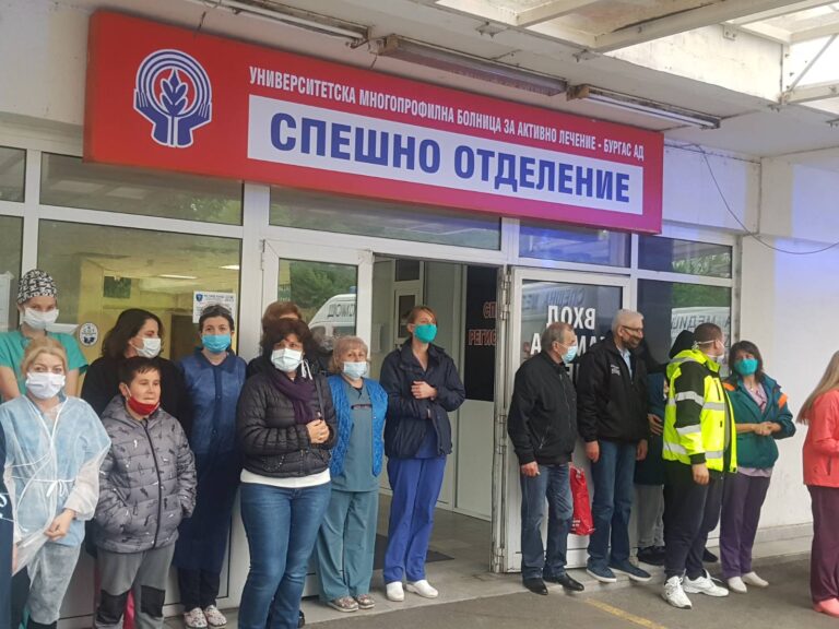Вой на сирени в Бургас в памет на загиналите лекари (СНИМКИ/ВИДЕО)
