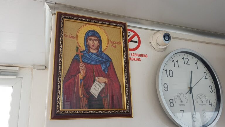 Неизвестен дарител оставил гоблен с изображение на светица за екипажа на „Анастасия“