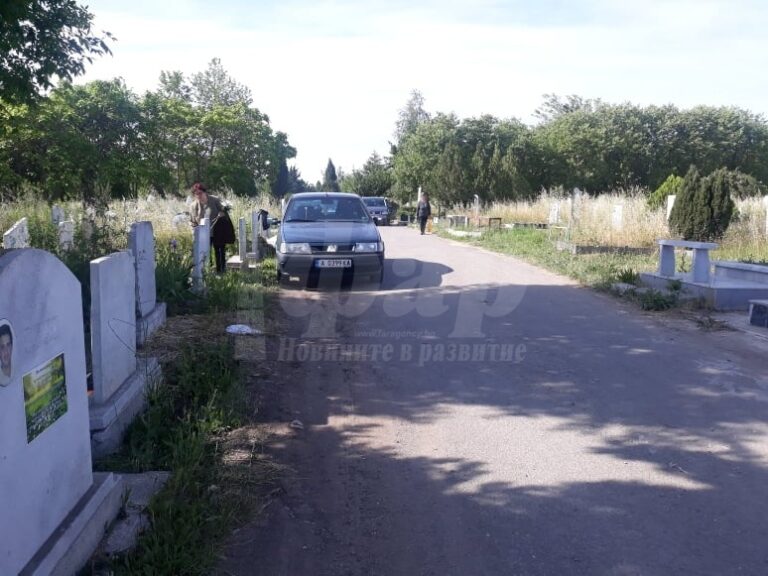 Бургазлии изпълниха гробищния парк, отдават почит на мъртвите