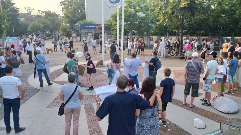 Протест в Бургас срещу леенето на бетон по морето