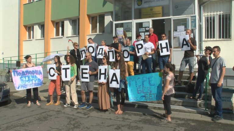 Издигнаха жива подпорна стена пред РИОСВ Бургас (видео)