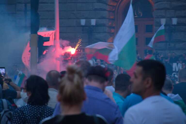 Шестима задържани и бомби на протеста в София