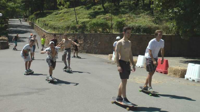 Лонгбордисти мерят сили край морето на Burgas Longboard Jam 2020 (видео)