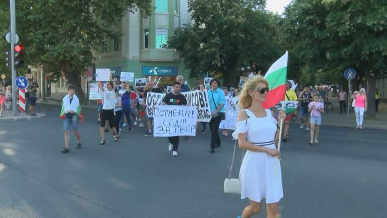Протестиращите отново блокираха улици в Бургас (видео)