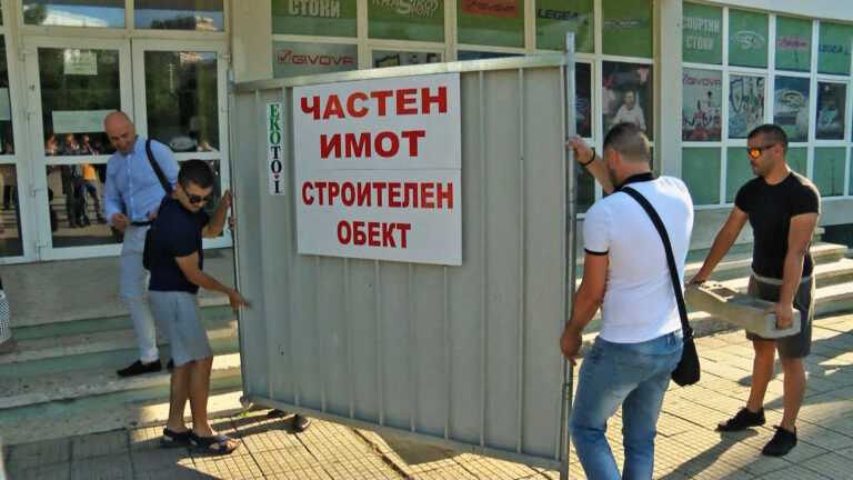 Ограда като в Росенец беше издигната пред входа на ОС в Бургас (видео)