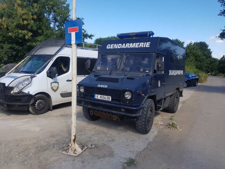 Полицията отстъпи – шествието към вилата на Доган напредна с десетина метра