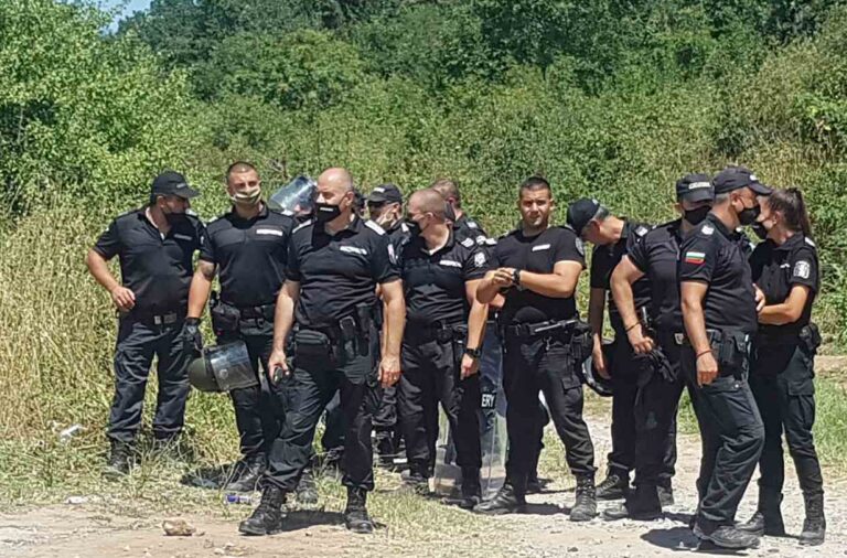 Извънредно! Шефът на бургаската полиция подава оставка. Вижте видео от сблъсъците на Росенец (ВИДЕО)