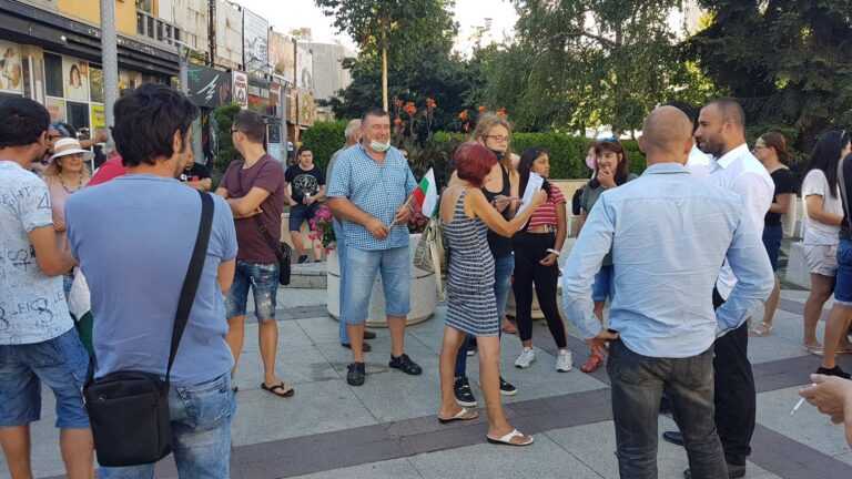Ден 4: 200 души протестират в Бургас, събират подписка срещу решението за ПУП-а на Росенец