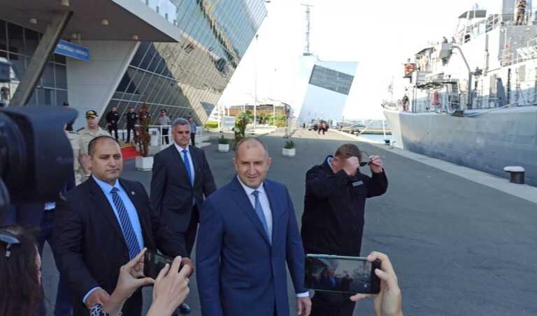 Освиркаха президента Румен Радев в Бургас. Мина през Морска гара и е качи на „Верни“ (ВИДЕО)