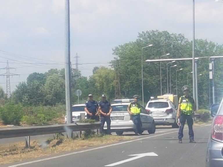 Спасението със синя лампа: Бургаски полицаи с жест към безпомощни майки с две деца на пътя