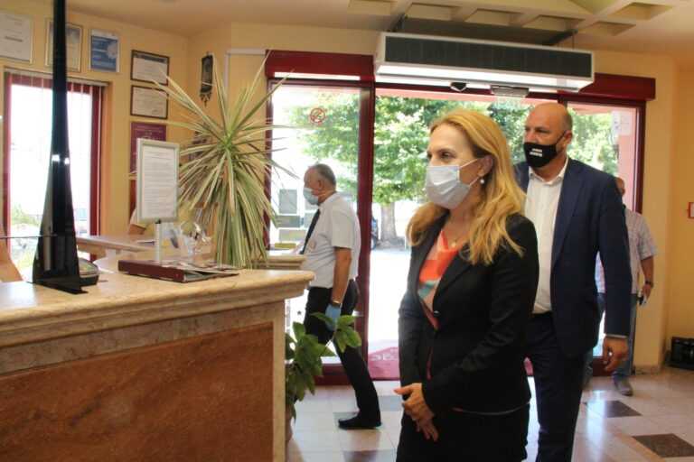 Министърът на туризма Марияна Николова извърши изненадваща проверка в хотел в центъра на Поморие