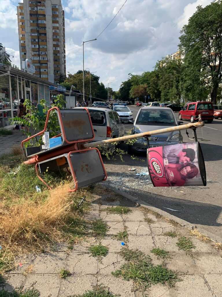 Шофьор помете две коли и будка на тротоара, прилошало му /снимки/