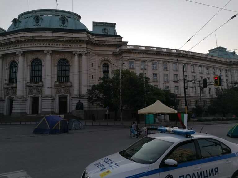 Протестиращите възстановиха блокадата пред Ректората на СУ