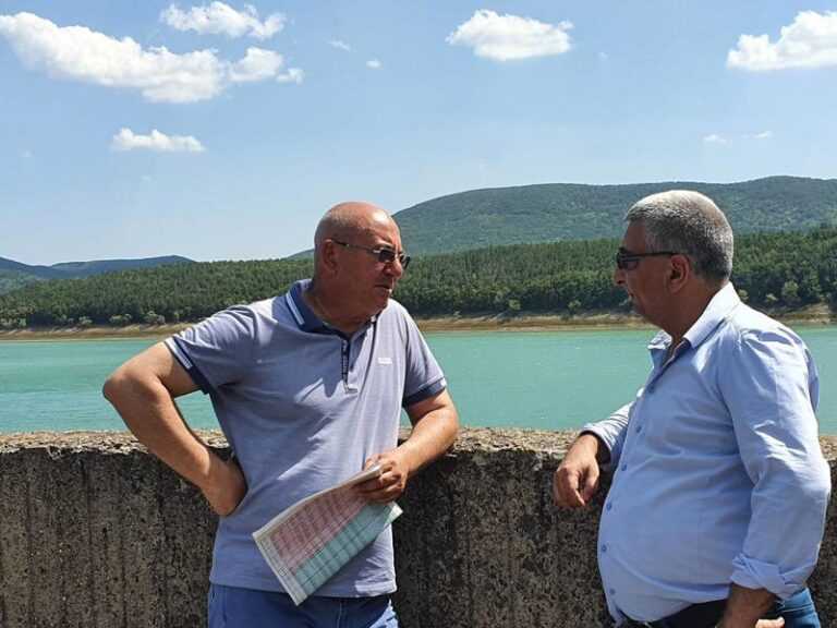 Шефът на ВиК Бургас и екоминистърът провериха три язовира в Бургаско