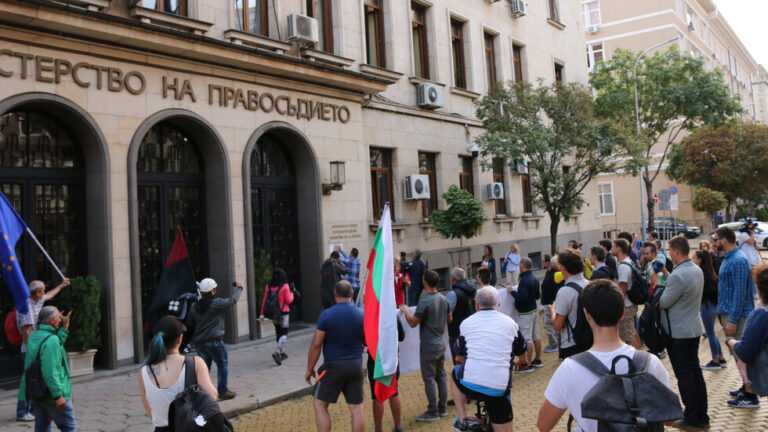 На живо: Протестиращи блокираха входа на Министерството на правосъдието с бутилки минерална вода