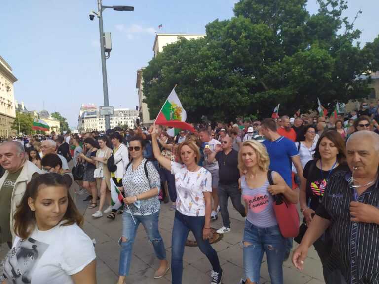 Мая Манолова ще пали протоколи от изборите пред ЦИК, акцията е във връзка със саботирането на машинното гласуване
