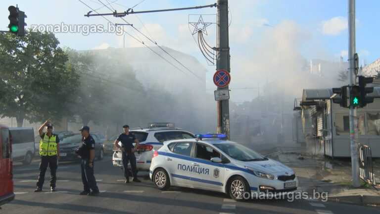 Пожар в центъра на Бургас, горяха павилиони до спирката на НХК (видео)