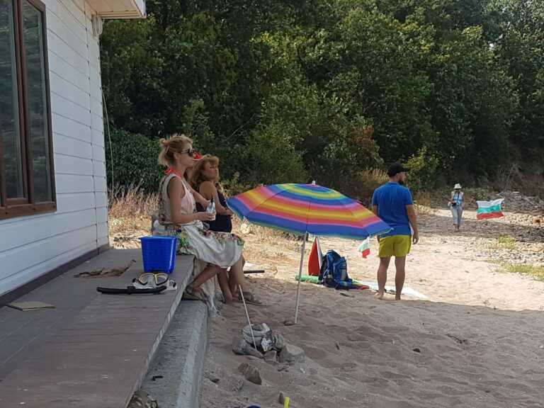 Започна „Dogan Saray beach Festival“. Издигнаха знамето над купчина камъни (СНИМКИ)
