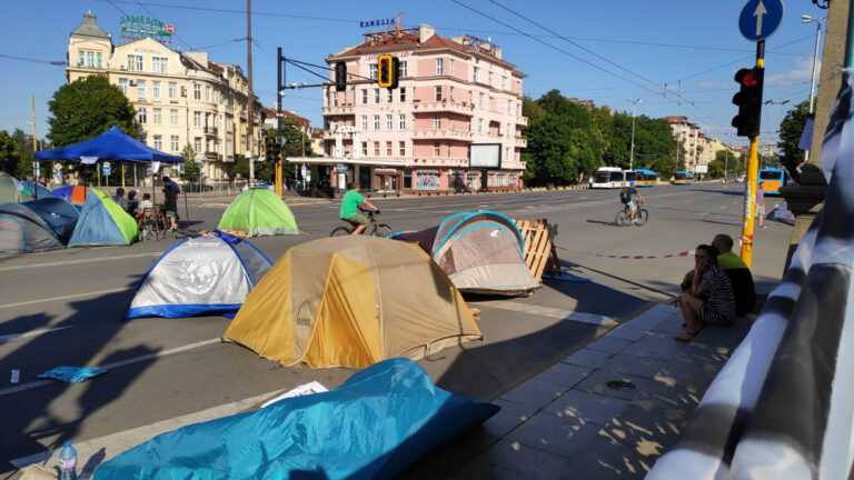 Централни кръстовища на София остават блокирани