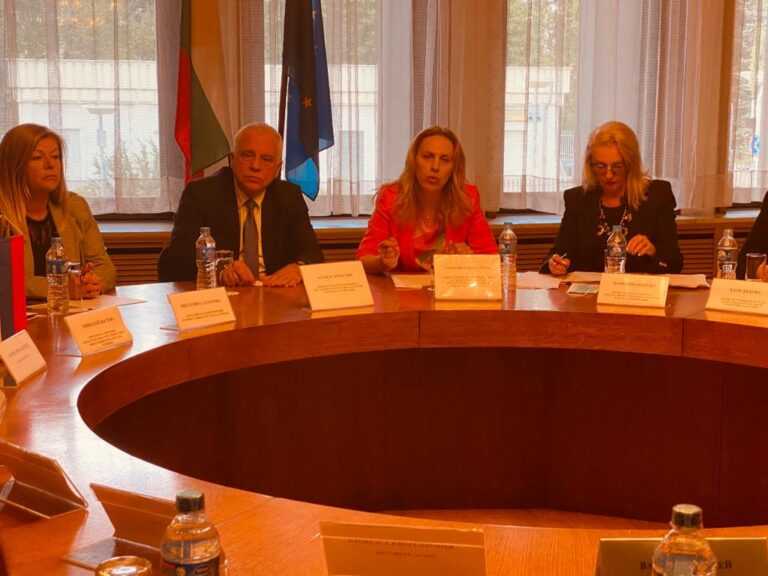 Николова пред туроператори в Москва: Надявам се скоро да възстановим въздушните връзки