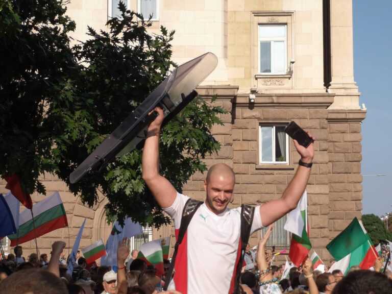 Над 20 полицаи вече са пострадали при протеста в София