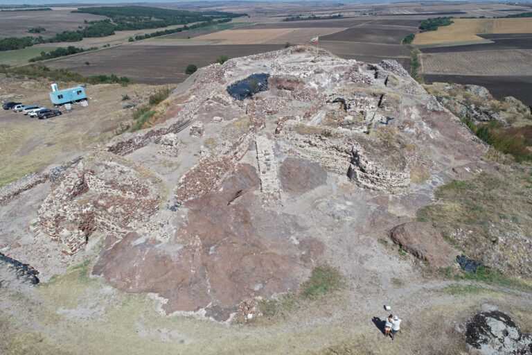 Напълно разкрита е кулата-донжон в Русокастрон