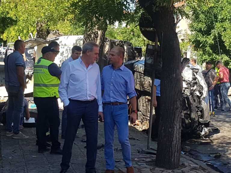 След катастрофата в Айтос: Един загинал, шестима пострадали и 11 потрошени МПС-та (СНИМКИ/ВИДЕО)