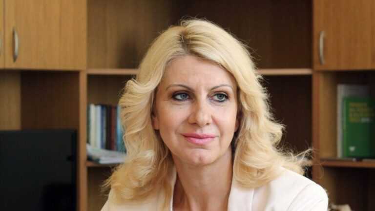 Ахладова сяда в стола на Кирилов