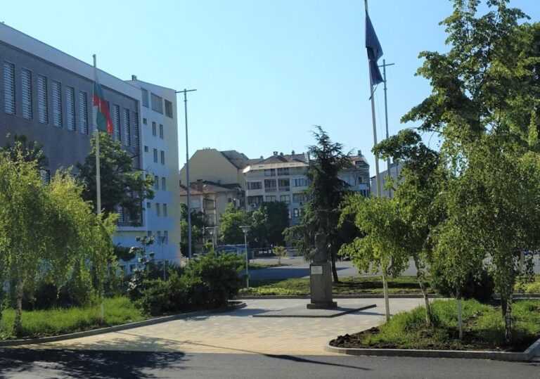 Разширяват базата на Френската и ПМГ-то