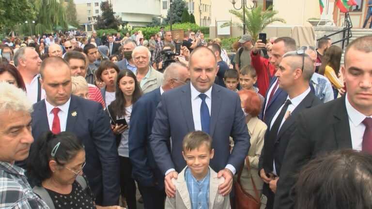 Никой не освирка Президента в Карнобат (видео)