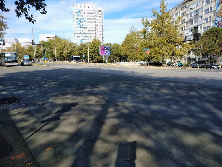 Обновяването на бул. „Демокрация“ продължава