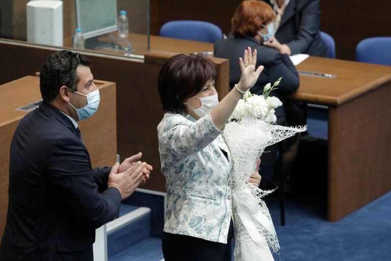 Караянчева остава на поста си след бурни дебати и нападки в НС