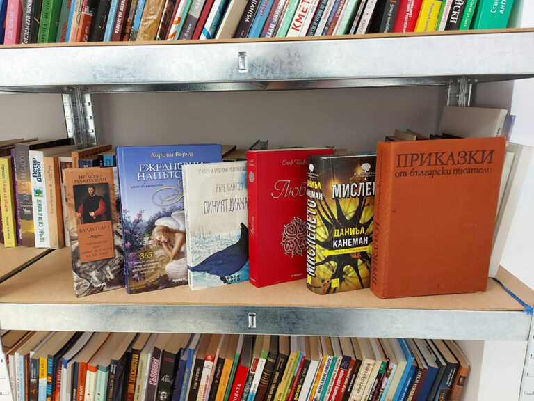 Кметът на Несебър дари книги на културните институции