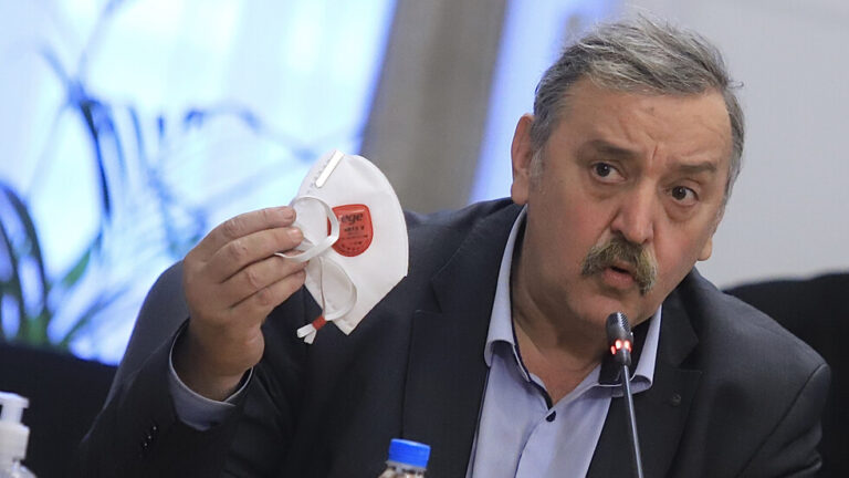 След призивите на професора, който смята, че ще изкараме по-леко КОВДИ, ако се заразим докато носим маска: Луднахме по витамин Д