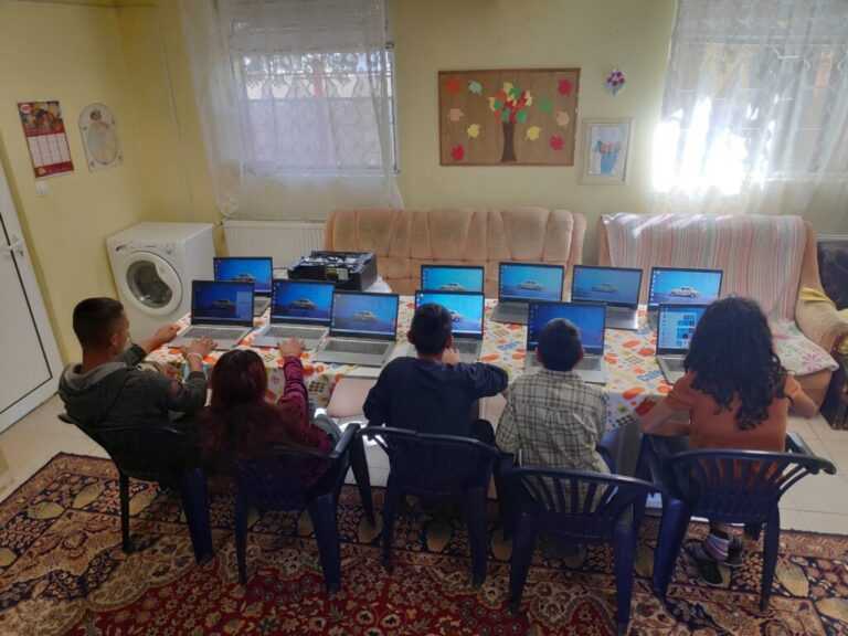 15 деца от социалните услуги в община Поморие получиха нови преносими компютри