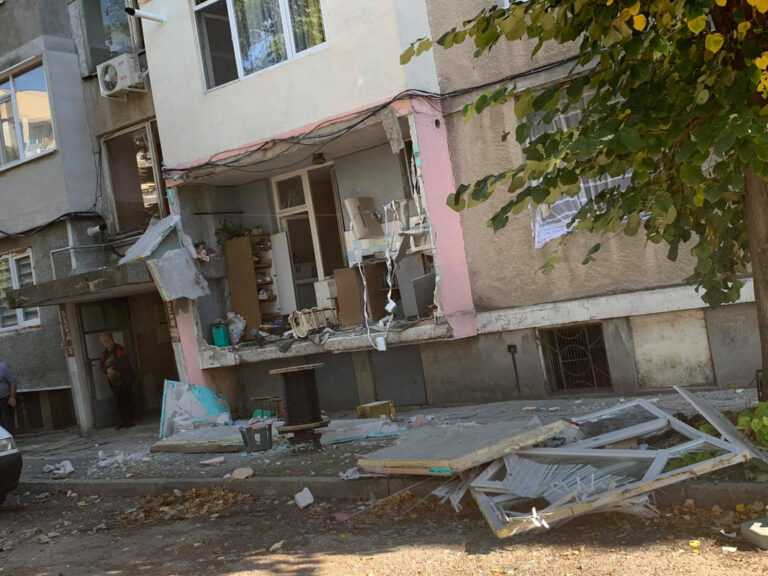 Газова бутилка отнесе цяла тераса в Търговище. Пострадала е жена