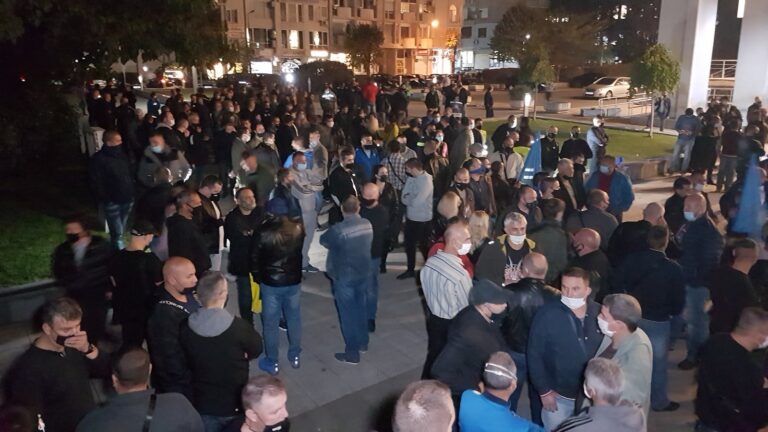 500 служители от системата на МВР излязоха на мълчаливо бдение пред Съдебната палата в Бургас (СНИМКИ/ВИДЕО)