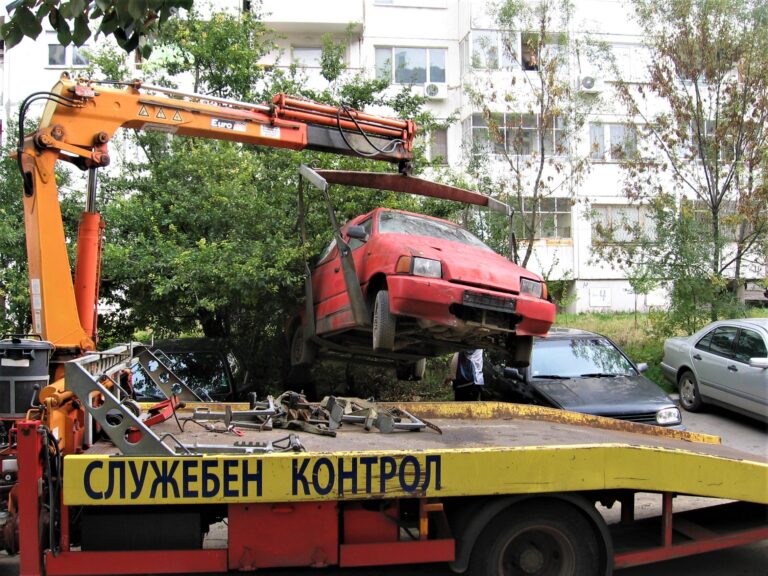 Освободиха 244 паркоместа от стари таратайки
