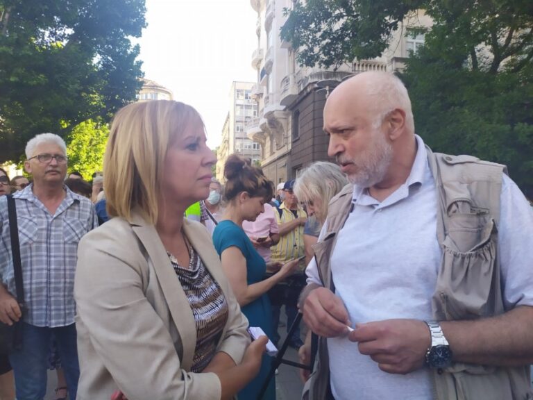 Манолова и „Отровното трио“ ще инсталират болнични легла пред Министерския съвет