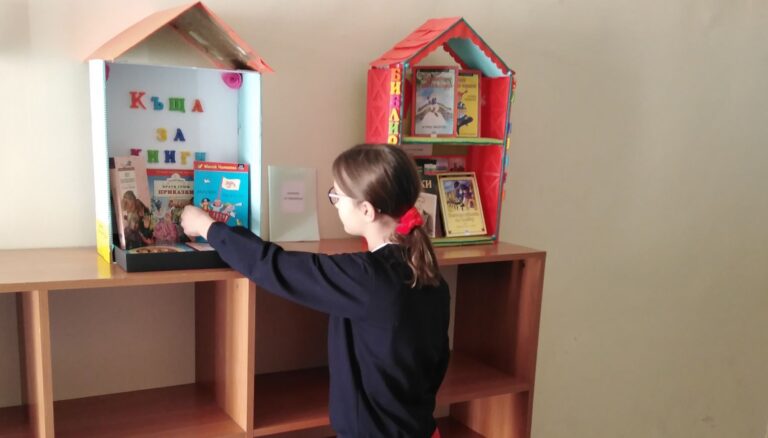 Учениците от Равда дариха книги на своето училище