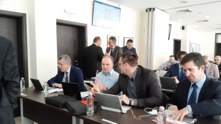 Общински съветници от БСП питат как ще се реши проблема с шумните мотори в Бургас