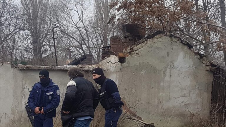 Мъж пострада при пожар в изоставена постройка в Бургас