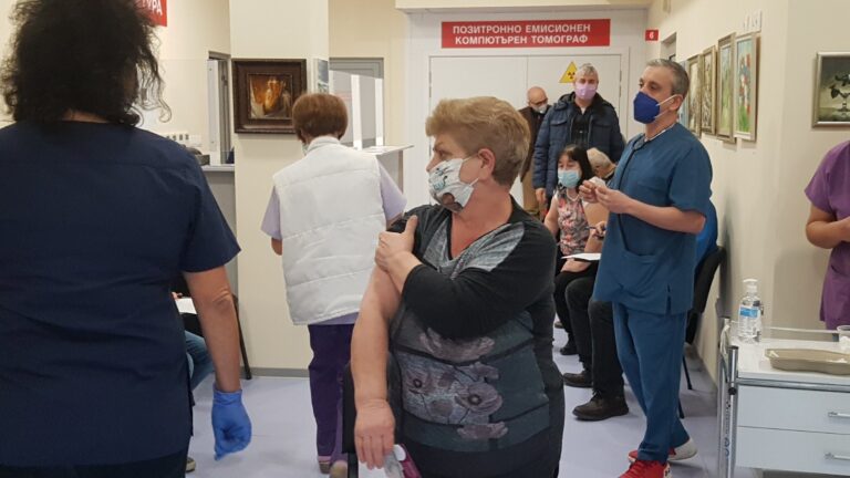 Българите се юрнаха да се ваксинират срещу ковид